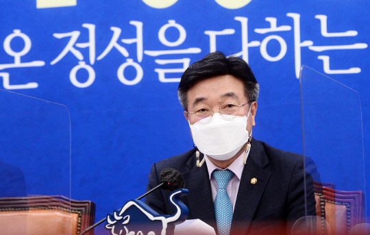윤호중 민주당 비상대책위원장이 지난 20일 국회에서 열린 원내대책회의에서 발언하고 있다. 연합뉴스